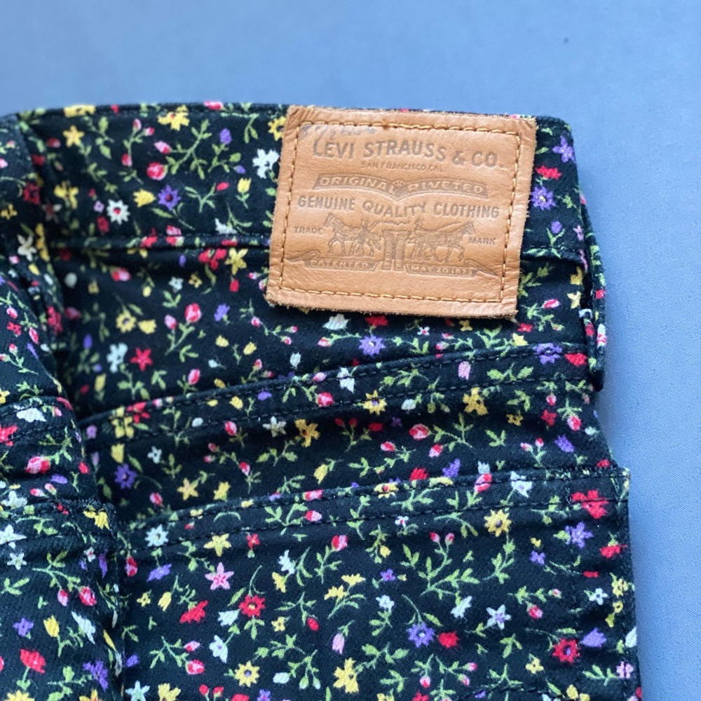 Levi’s Wedgie Short Flower Jeans Size 🌸